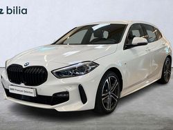 Vit Begagnad 2022 BMW 118 M Sport Halvkombi | 285 000 kr (Dyr)