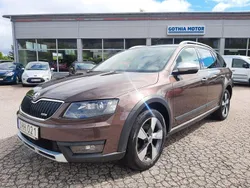 Mörkbrun (brun) Begagnad 2017 Skoda Octavia Scout Kombi | 183 900 kr (Marknadspris)