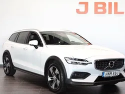 Vit Begagnad 2021 Volvo V60 CC Momentum Kombi | 279 900 kr (Marknadspris)