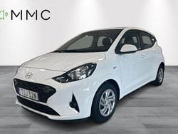 Vit (atlas white) Ny 2025 Hyundai i10 Essential Halvkombi | 189 900 kr (Lite dyr)