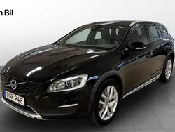 Svart Begagnad 2016 Volvo V60 CC Summum Kombi | 209 900 kr (Marknadspris)