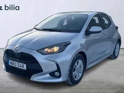 Silver Ny 2024 Toyota Yaris Hybrid Active Halvkombi | 271 800 kr (Marknadspris)