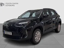 Svart Ny 2024 Toyota Yaris Cross Active SUV | 294 900 kr (Marknadspris)