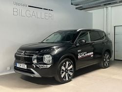 Svart Ny 2025 Mitsubishi Outlander P-HEV Invite SUV | 599 900 kr (Dyr)