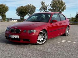 Imola racingröd Begagnad 2004 BMW 318 Compact Halvkombi | 44 900 kr