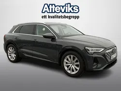 Grå Begagnad 2023 Audi Q8 e-tron SUV | 739 900 kr (Marknadspris)