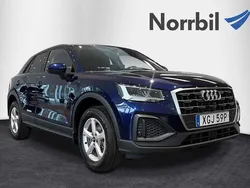 Blå Ny 2025 Audi Q2 SUV | 321 900 kr (Marknadspris)