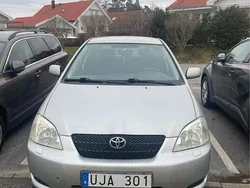 Silver Begagnad 2003 Toyota Corolla Halvkombi | 35 999 kr (Marknadspris)