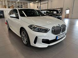 Vit (alpinvit) Begagnad 2023 BMW 118 M Sport Halvkombi | 309 000 kr (Dyr)