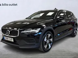 Svart Begagnad 2019 Volvo V60 CC Momentum Kombi | 269 900 kr (Marknadspris)