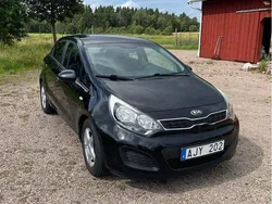 Svart Begagnad 2014 Kia Rio Halvkombi | 56 000 kr (Bra pris)