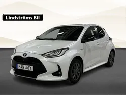 Vit Begagnad 2021 Toyota Yaris Hybrid Style Halvkombi | 204 900 kr (Marknadspris)