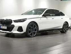 Vit Begagnad 2024 BMW 550e M Performance Sedan | 995 000 kr (Marknadspris)
