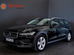 Svart Begagnad 2021 Volvo V60 CC Momentum Kombi | 279 900 kr (Marknadspris)