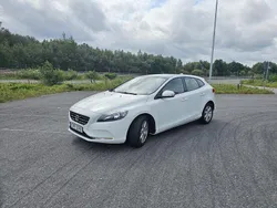 Vit Begagnad 2015 Volvo V40 Kinetic Kombi | 144 900 kr (Marknadspris)