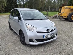 Silver Begagnad 2012 Toyota Verso-S Multidrive S Minibuss | 92 000 kr (Marknadspris)