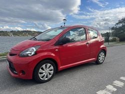 Röd Begagnad 2013 Toyota Aygo Halvkombi | 49 000 kr (Marknadspris)