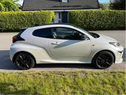 Vit Begagnad 2022 Toyota Yaris Halvkombi | 429 000 kr (Lite dyr)