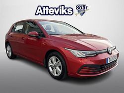 Mörkröd Begagnad 2022 VW Golf VIII Life Halvkombi | 229 900 kr (Marknadspris)