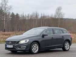 Grå Begagnad 2015 Volvo V60 Summum Kombi | 159 900 kr (Marknadspris)