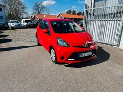 Röd Begagnad 2013 Toyota Aygo Halvkombi | 49 900 kr (Marknadspris)