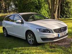 Vit Begagnad 2017 Volvo V60 Kinetic Kombi | 159 000 kr (Marknadspris)