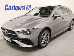 Mörkgrå (selenitgrå metallic) Begagnad 2024 Mercedes CLA250e Shooting Brake AMG Kombi | 449 000 kr (Marknadspris)
