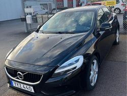 Svart Begagnad 2018 Volvo V40 Momentum Kombi | 175 000 kr (Marknadspris)
