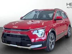 Röd (red) Ny 2025 Kia Niro SUV | 363 425 kr (Marknadspris)