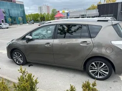 Grå Begagnad 2016 Toyota Verso Active Minibuss | 135 000 kr (Marknadspris)