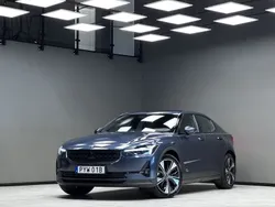 Mörkblå (blå) Begagnad 2023 Polestar 2 Pilot Sedan | 419 900 kr (Marknadspris)