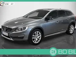 Grå (gråmetallic) Begagnad 2017 Volvo V60 CC Summum Kombi | 196 700 kr (Bra pris)
