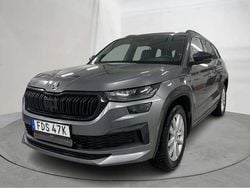 Grå Begagnad 2023 Skoda Kodiaq SportLine SUV | 279 000 kr (Marknadspris)