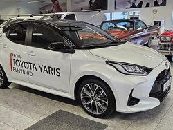 Vit Begagnad 2024 Toyota Yaris Hybrid Style Halvkombi | 309 000 kr (Marknadspris)