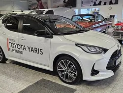 Vit Ny 2024 Toyota Yaris Hybrid Style Halvkombi | 309 000 kr (Marknadspris)
