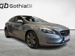 Grå Begagnad 2016 Volvo V40 Momentum Kombi | 154 900 kr (Marknadspris)