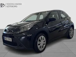 Svart Begagnad 2022 Toyota Aygo Play Halvkombi | 179 900 kr (Marknadspris)