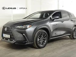 Grå Begagnad 2023 Lexus NX450h+ Business Edition SUV | 579 900 kr (Marknadspris)