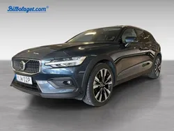 Blå Begagnad 2024 Volvo V60 CC Plus Kombi | 463 900 kr (Marknadspris)