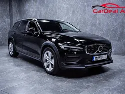 Svart Begagnad 2021 Volvo V60 CC Momentum Kombi | 268 800 kr (Marknadspris)