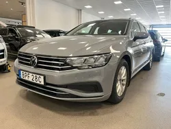 Grå (moonstone grey) Begagnad 2023 VW Passat Kombi | 324 900 kr (Marknadspris)