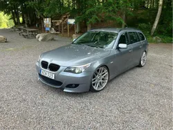 Grå Begagnad 2005 BMW 530 Kombi | 47 900 kr (Marknadspris)