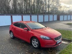 Röd Begagnad 2014 Volvo V40 Halvkombi | 66 000 kr (Marknadspris)