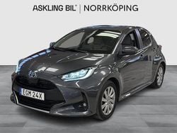 Mörkgrå (grå) Begagnad 2022 Toyota Yaris Hybrid Edition Halvkombi | 209 000 kr (Marknadspris)