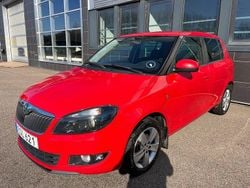 Röd Begagnad 2015 Skoda Fabia Ambiente Halvkombi | 39 900 kr (Marknadspris)