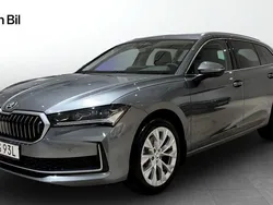 Grå (graphite grey) Ny 2024 Skoda Superb Selection Kombi | 399 900 kr (Marknadspris)