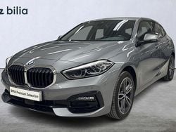 Skyscarper grå metallic Begagnad 2022 BMW 118 Sport Line Halvkombi | 269 900 kr (Marknadspris)