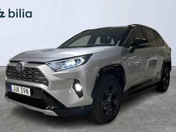 Grå Begagnad 2019 Toyota RAV4 Hybrid Style SUV | 338 900 kr (Marknadspris)