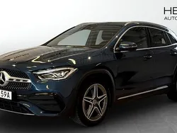 Blå (blue) Begagnad 2022 Mercedes GLA200 AMG line SUV | 354 900 kr (Marknadspris)