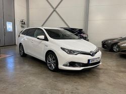 Vit Begagnad 2015 Toyota Auris Touring Sports Executive Kombi | 159 900 kr (Marknadspris)